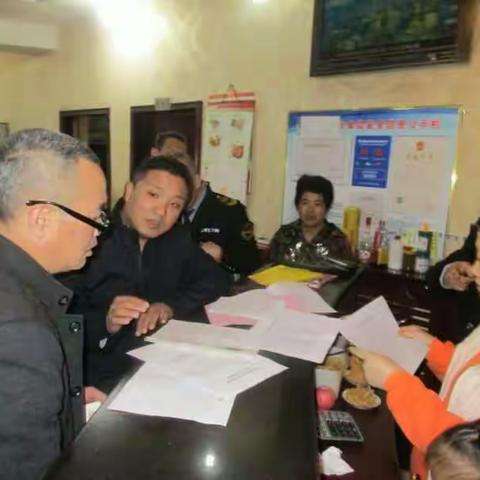 区食药监局对餐饮服务业 油烟净化器安装使用情况进行夜查