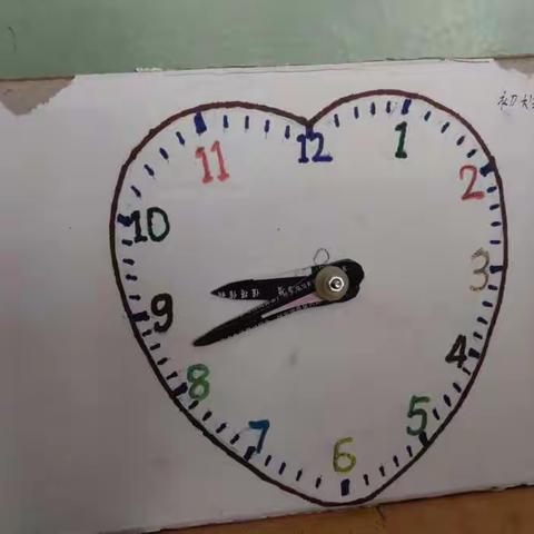 趣味钟表 开启知识大门---托里一小开展趣味钟表制作活动