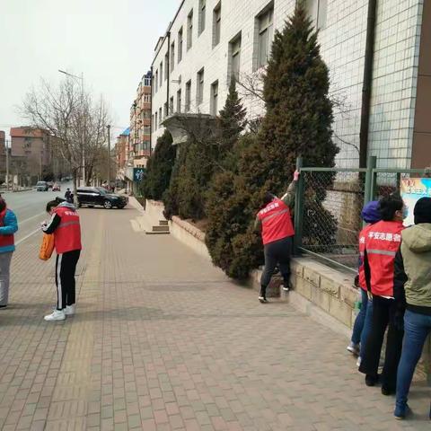 去除城市牛皮癣，道路旧貌换新颜