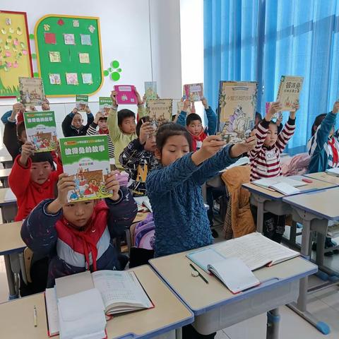 二年二班11月份读书汇报《彼得兔的故事》。