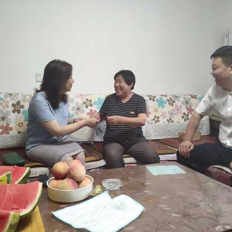 雁塔区委常委、副区长张秦到杜城街道曹家堡村走访慰问老党员