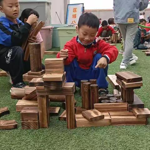 小积木 大世界 ——黑塔镇中心幼儿园大一班户外游戏