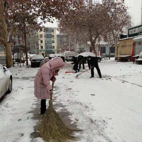 团结街道五四社区发动居民清扫小区积雪