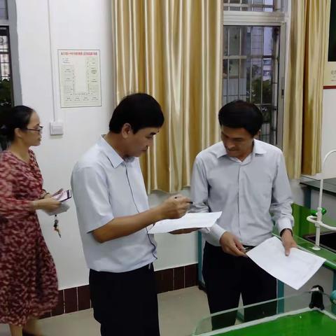 海口十中开展“迎接国家创文督察”美化校园卫生大扫除