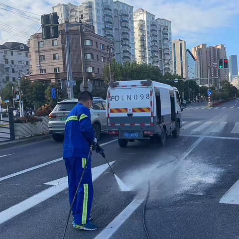 清理道路泥浆，保障环境卫生