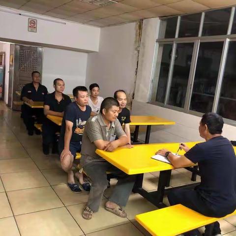 三元里街综合执法队骨干召开例会