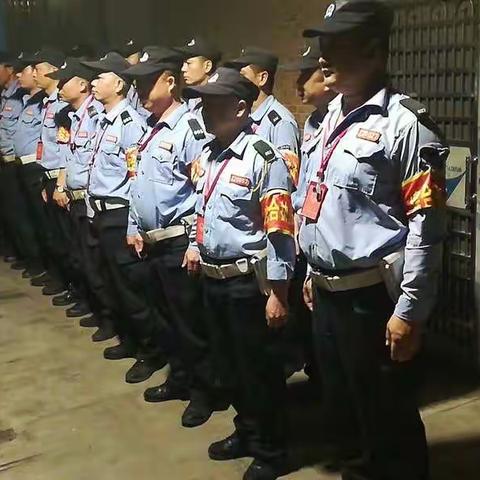 三元里街综合执法队，中班队员借用下班时间，帮队部搬米油