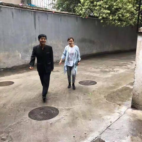 文艺路街道办副主任蔺文娟及社会事务科科长王锋到雁北社区居民院落检查工作