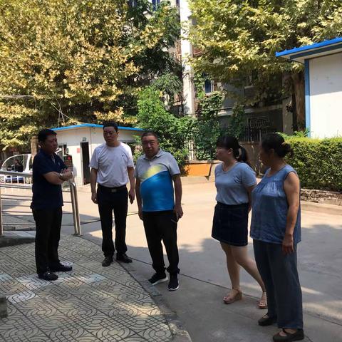 文艺路街道办副主任马西峰检查雁北社区院落垃圾分类情况