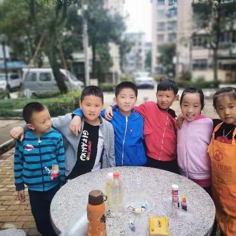 巨化三小五（1）班小小探险家实验战队之《水火箭》篇