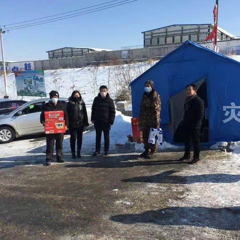 疫情无情人有情-社区党员及工作人员为坚守在防疫第一线的村社干部送温暖