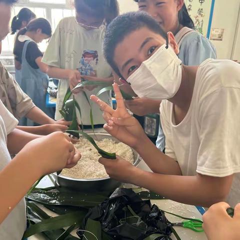 【芳新教育集团】粽叶飘香，浓情端午——芳草湖官地小学庆端午暨包粽子活动