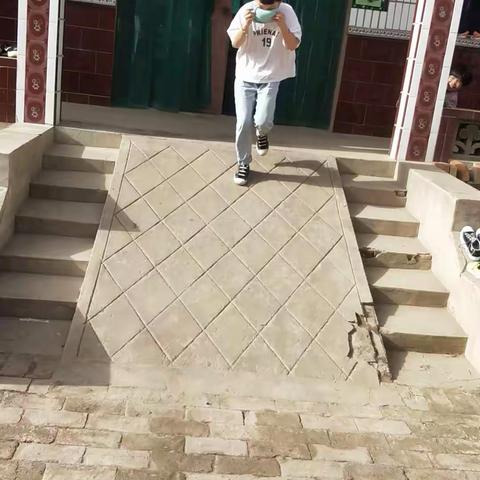 安全第一  生命至上---侯村小学五年级二班地震、火灾逃生演练