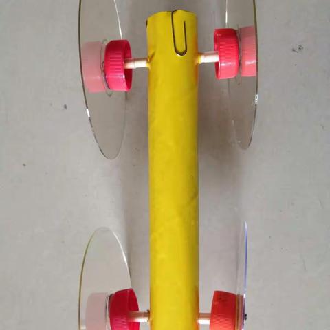 科学小试验和爸爸一起制作弹力小汽车