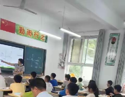 竹山县上庸镇峪口小学 ：推门听课促教研 高效提质助成长