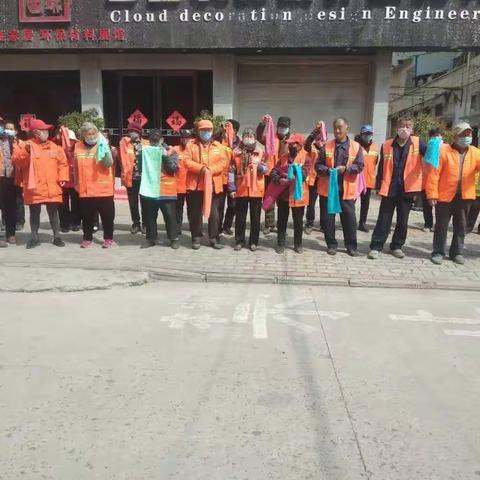 诚信环卫公司李伟经理为环卫工人购买毛巾擦垃圾桶