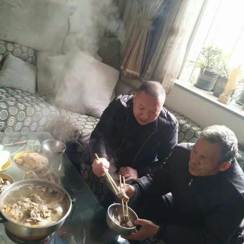 将官池镇王店村开展“视贫困户为亲人,接老人回家吃饭”活动