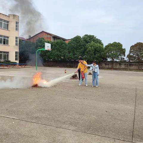 督学促成长 砥砺谱新篇  热烈欢迎南昌县第三责任区胡银友和龚家良莅临叶楼小学指导工作