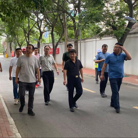洛龙区领导莅临石油小区老旧小区改造工程现场指导工作
