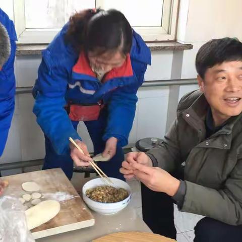 新春佳节来临之际，市公司厉总及部门领导到市区36站过新年，齐动手共做年夜饭。