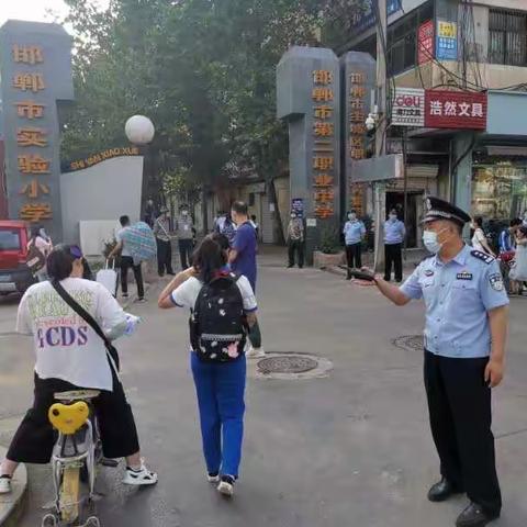 交巡警丛台一大队护航学子返校复课