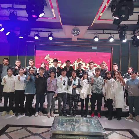 缤纷时代   冬日情怀            ，齐心协力谱写新篇