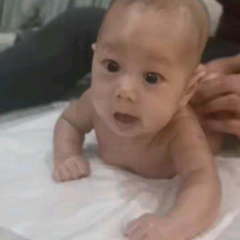 爸爸给麒麟按摩抚触