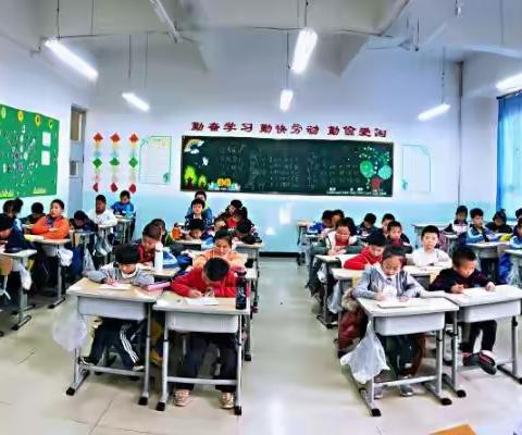 写好中国字，做好中国人——铁新里小学精彩社团掠影之硬笔书法社团