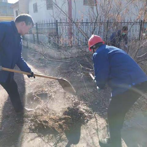 爱护环境，树立环保意识，富卓铸造公司工会组织开展清理环境区义务劳动活动