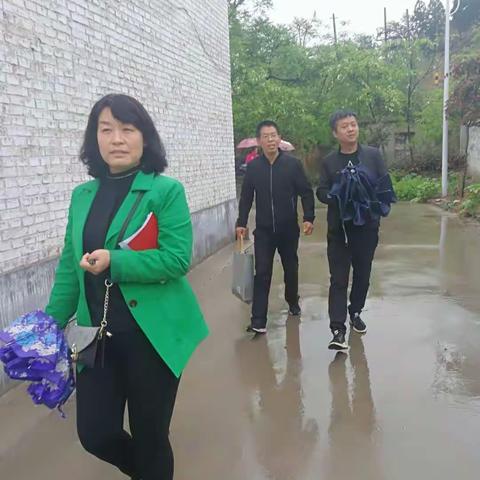 新雨抽芽雾朦胧，扶贫长路滴滴行。