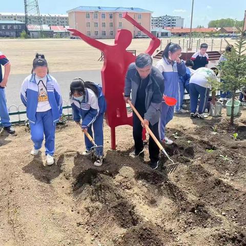 我们校园有块“田”，“小小菜农”忙耕种——白鱼湾镇中学开展“种植蔬菜”劳动教育实践活动