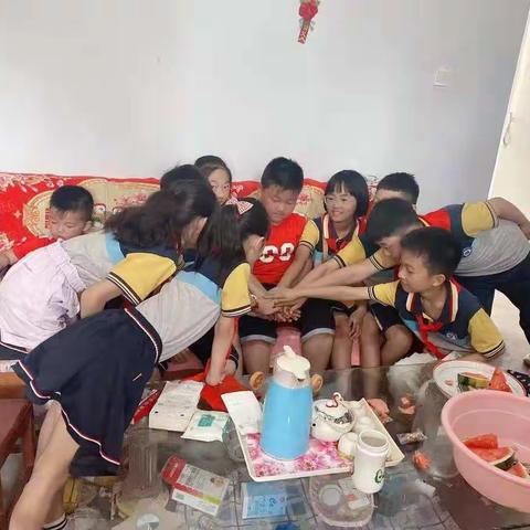 携手你我 传递关爱——临沂金盾小学开展红领巾共建“希望小屋”帮扶活动