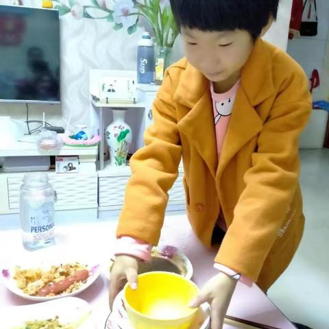 周末闺女帮忙收拾餐具，擦桌子