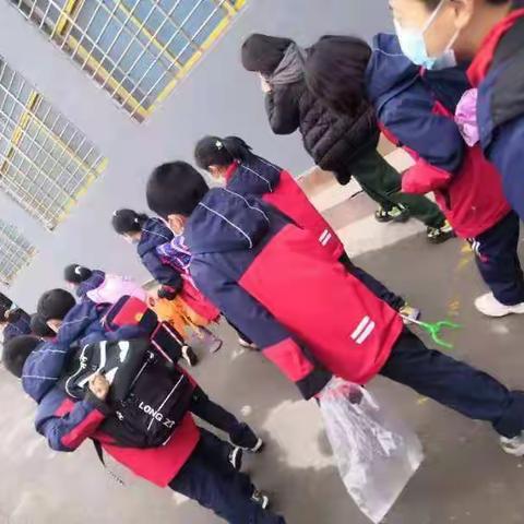 2022年3月月亮湖小学五年级一班亲子志愿者活动——春风暖，志愿红