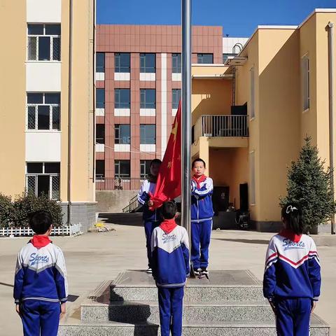 索伦小学“崇尚科学，反对邪教”主题教育升旗仪式