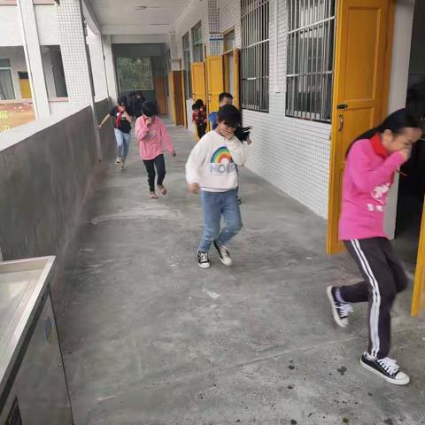 开展消防演练 筑牢安全防线——梧州市新安小学消防安全演练活动(稿)