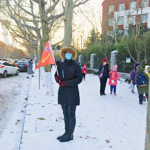 风雪无阻，家校携手暖心守护——记二（5）班家长执勤日