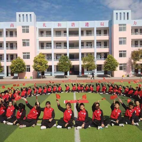 喜迎二十大我与国旗合个影——小板小学五（3）班