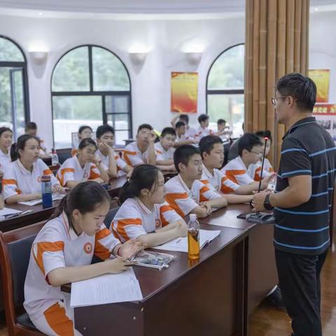 行知秦岭，研学实践Day4            研学课题见分晓，汇报总结组员齐心协力