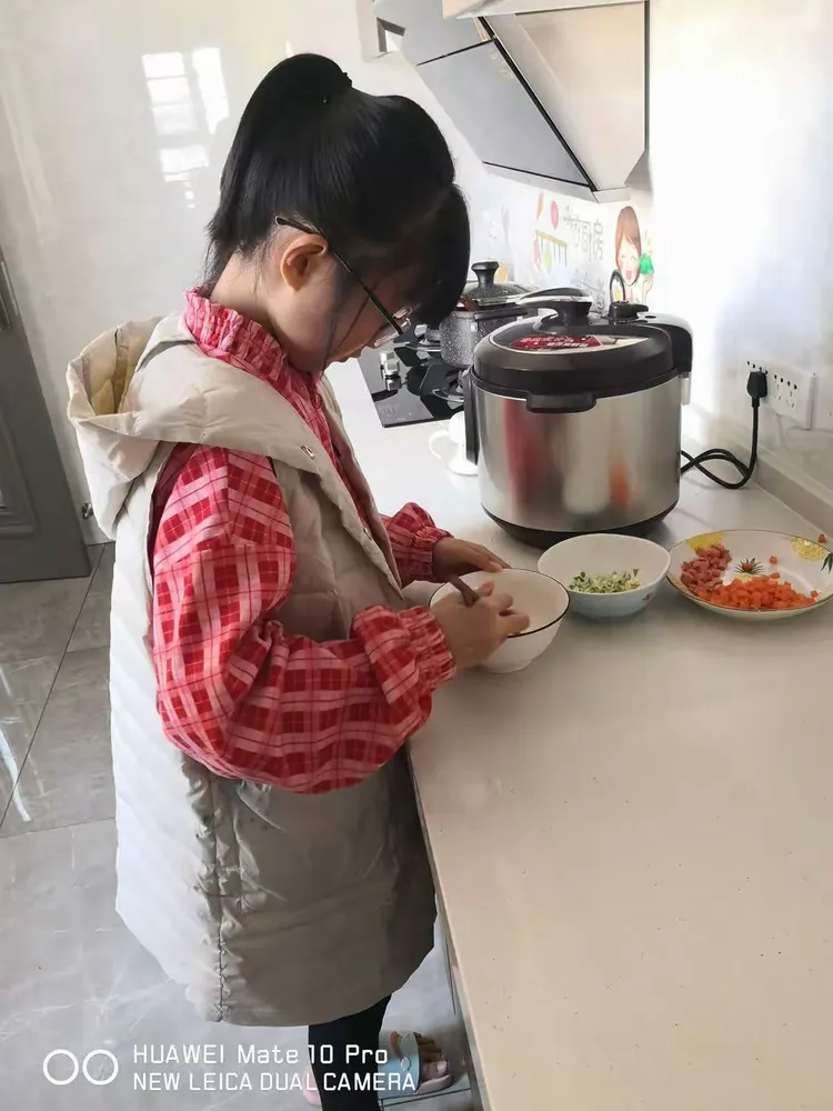 吕晨曦给大家展示一道我最喜欢饭—蛋炒饭😝，做法简单，又好吃！🤓