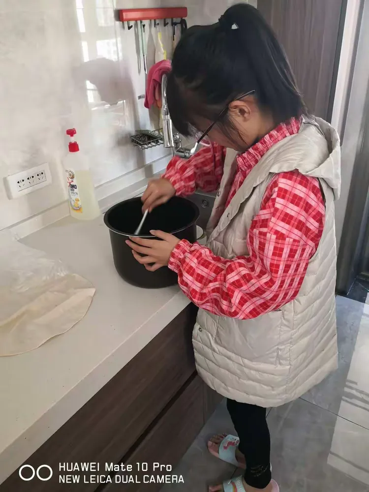 吕晨曦给大家展示一道我最喜欢饭—蛋炒饭😝，做法简单，又好吃！🤓