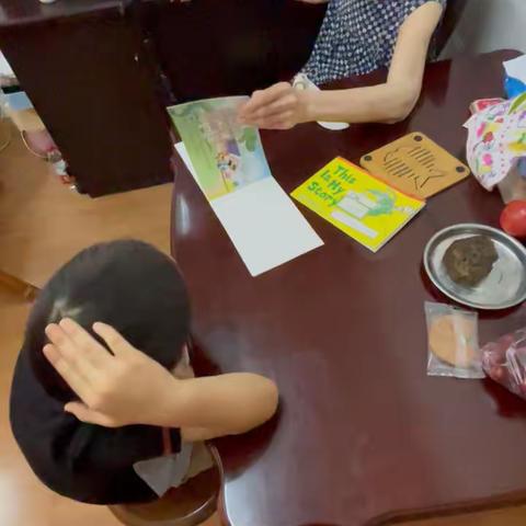 鲐背老人给龆龀孩子复习英语