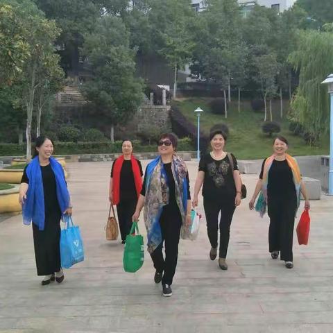 黄柏山下，姜沅村中，五朵靓丽的金花，历经近六十年的磋砣岁月和恋恋风尘，风釆依旧。