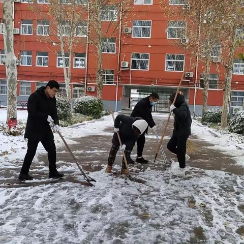 大雪纷飞满校园    扫雪除冰筑安全——燕店镇中心小学中心校区扫雪纪实