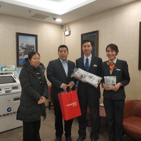 城建支行工会为一线员工配送口罩