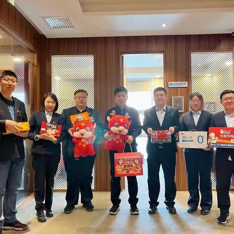 城建支行领导班子到所辖网点开展年结慰问