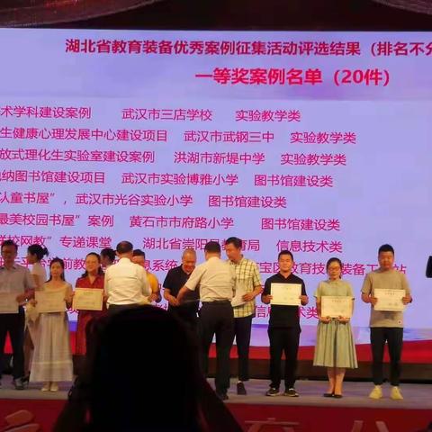 “最美校园书屋”展市小书香氛围