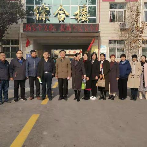 局教研室到五中组织市优秀参赛教师拉练暨学科教研活动。
