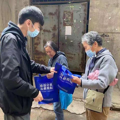 【碑林区长乐坊街道】兴庆社区工作人员入小区进家门宣传垃圾分类