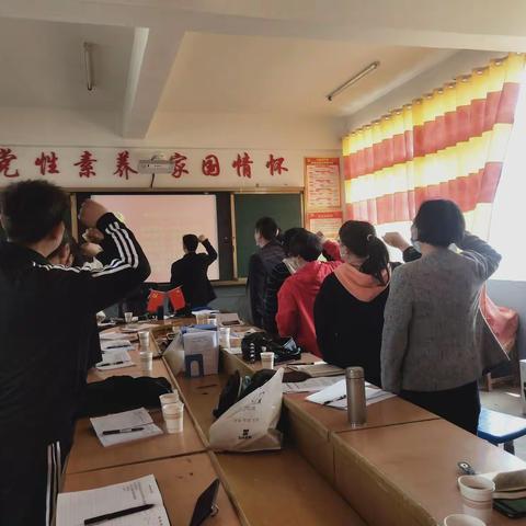 揭短亮丑不避讳，相互批评敢较真